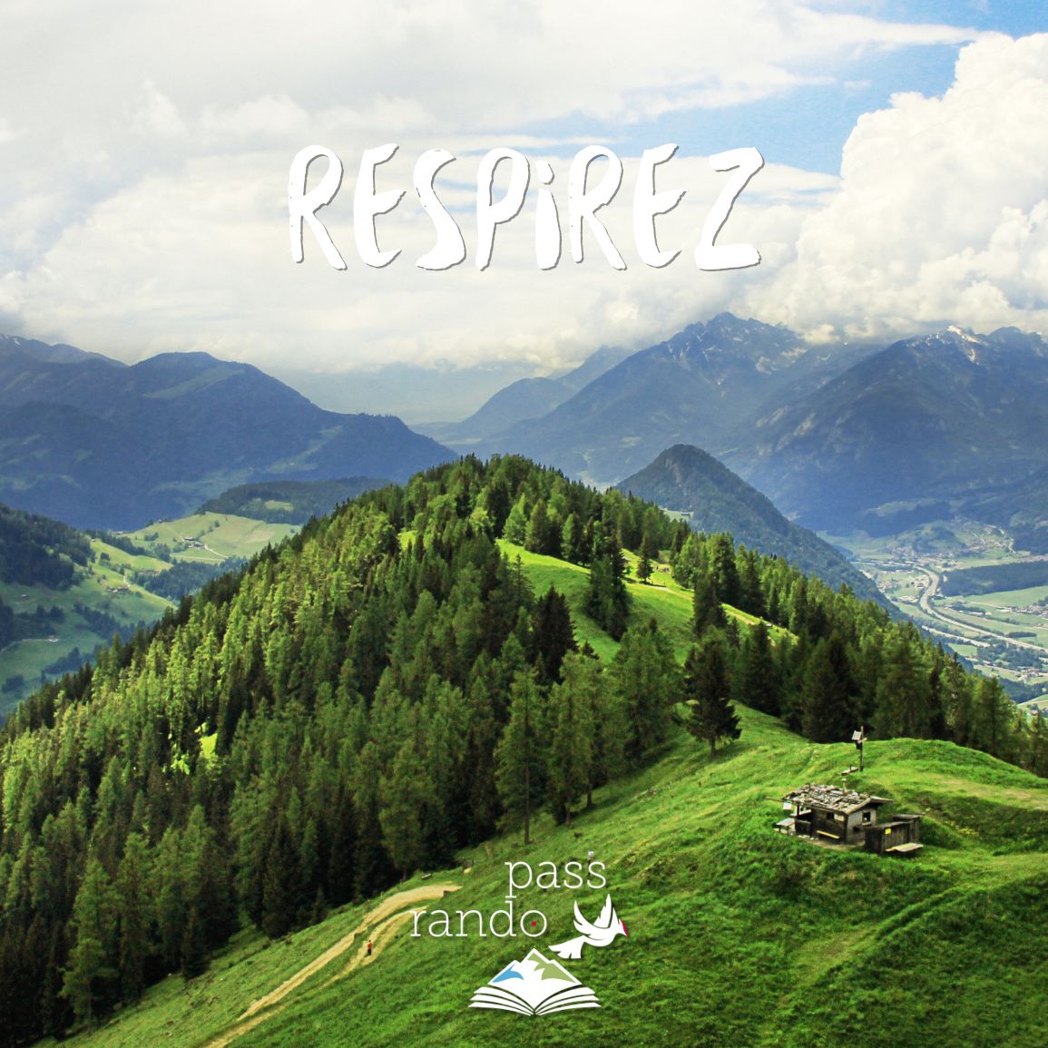 Photo d'un refuge en montagne entouré de végétation avec comme illustration le mot respirez