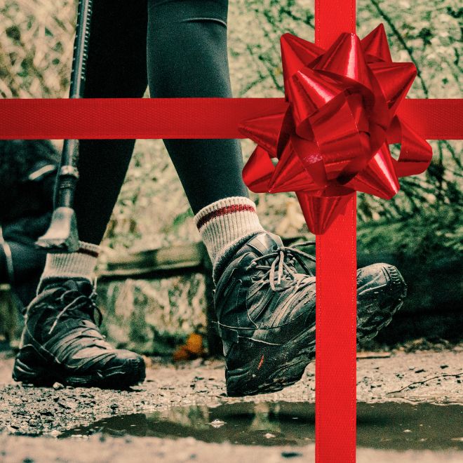 Visuel des pieds d'un randonneur avec un ruban de papier cadeau sur l'image