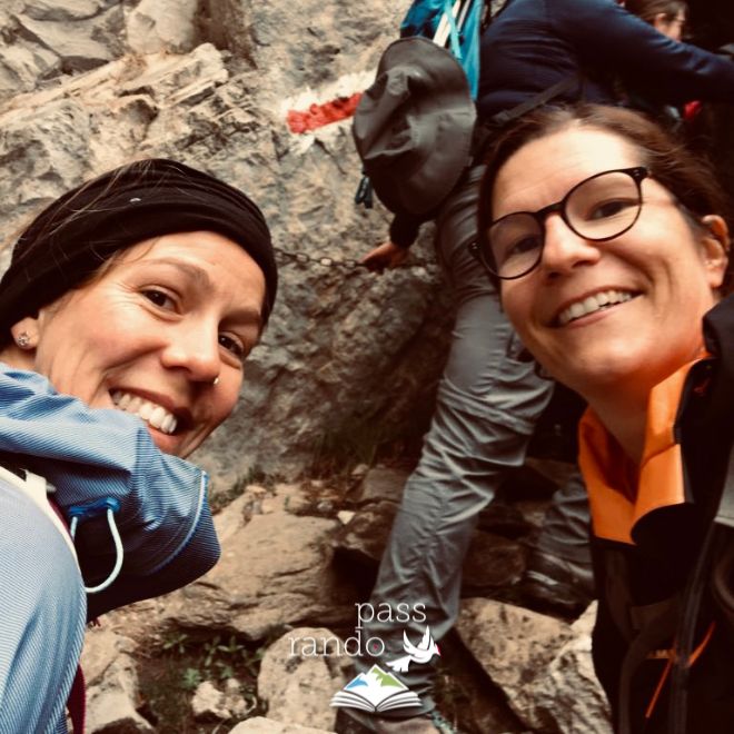 Photo de Céline et Stéphanie en randonnée en train d'escalader de la roche