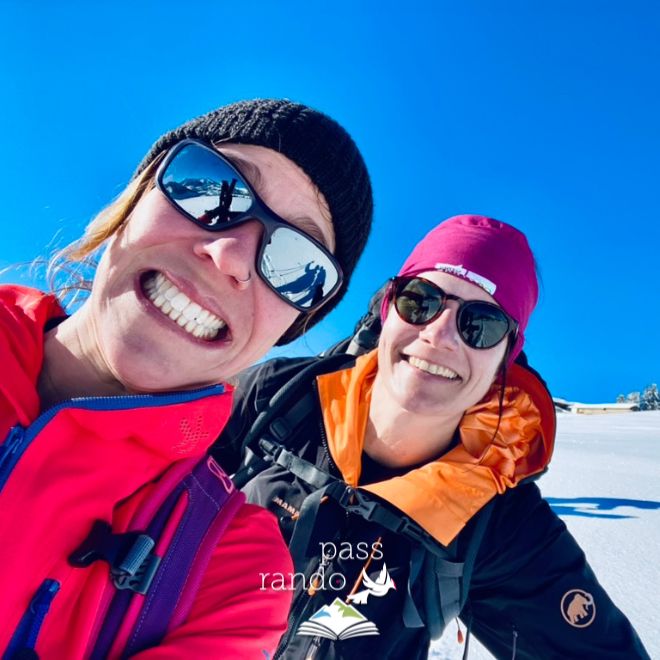 Photo de Céline et Stéphanie en montagne avec des lunettes et des bonnets