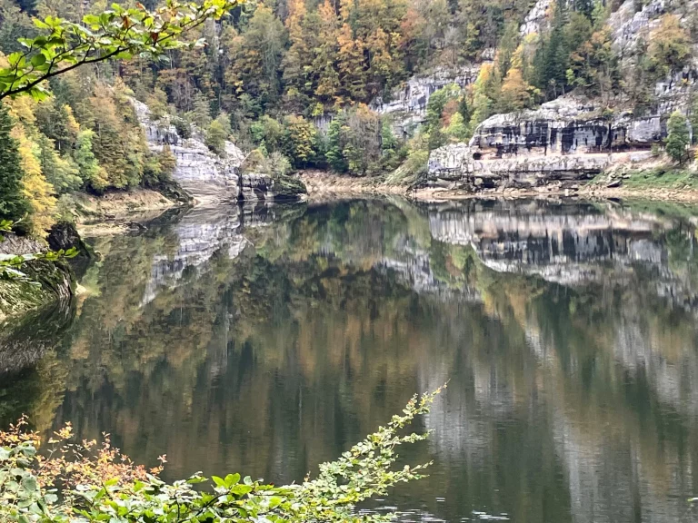Randonnée d’automne au fil du Doubs, entre nature et histoire
